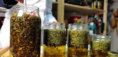  تهیه روغن رزماری روغن آویشن و فلفل قرمز در منزل با بالاترین کیفیت