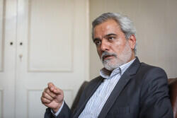  اسدالله علم در یادداشت ۱۵ شهریور ۱۳۵۵ می‌نویسد: آمریکایی‌ها هواپیماهای جنگی را ۳ برابر قیمت واقعی به ما می‌فروختند، شاه هم می‌فهمید ولی کاری از دستش برنمی‌آمد