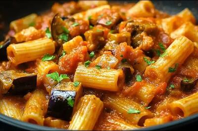  طرز تهیه یک غذای مدیترانه‌ای متفاوت با تن ماهی و بادمجان+ فیلم
