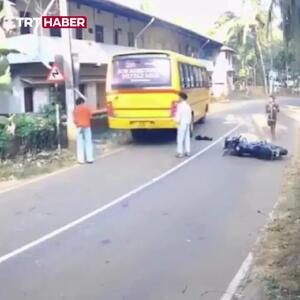  نجات معجزه‌آسای موتورسوار از زیر اتوبوس