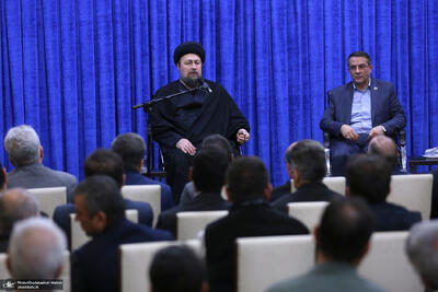  دیدار رئیس سازمان اداری و استخدامی و مدیران نظام اداری کشور با سید حسن خمینی