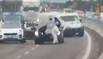  ببینید/ سرقت هالیوودی در ایتالیا؛ ون حمل پول در انفجار و تیراندازی تصرف شد