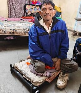  باور می‌کنی این گدا سه خانه و چند خودرو داشته باشد؟/ عکس