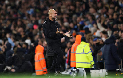  عکس| شکلک بازی گواردیولا کنار زمین