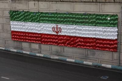  رونمایی از پرچم ۱۵ متری ایران مزین به ۶۰۰ پروانه یاد شهدا