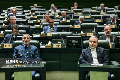  وقتی کاغذ تنها می‌ماند؛ از منچوری تا یک قاب در مجلس