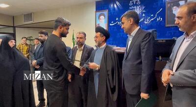  دیدار رئیس کل دادگستری فارس با خانواده دو شهید اغتشاشات اخیر در مرودشت