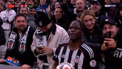  سلفی هوادار بشیکتاش با بازیکن این تیم هنگام پرتاب اوت - پارس فوتبال