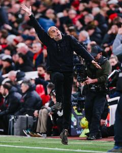  عکس| شکلک بازی گواردیولا کنار زمین - پارس فوتبال