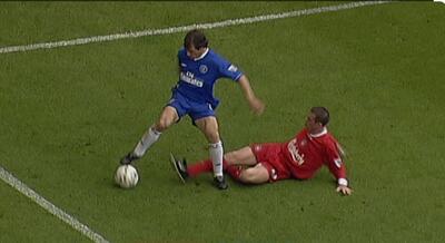  گری لینکر، میکا ریچاردز و آلن شیرر، دریبل تحقیر‌آمیز جیمی کرگر توسط جانفرانکو زولا را مرور می‌کنند - پارس فوتبال