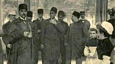  عکس کمیاب مظفرالدین  شاه در حال نوشیدن آب معدنی در سفر فرانسه