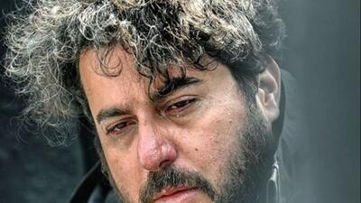  عکس/ نگاهی به میز عزای ساده مادر محسن کیایی، مجری بازیگر خوش خنده صداتو در خانه اش / قاب عکس، شمع مشکی، گل و کیک یزدی