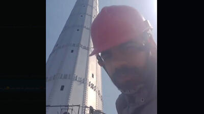 فیلم / من سخت ترین و خطرناکترین کار ایران را بالای برج میلاد با کمترین تجهیزات دارم / ببینید حقوقم چقدر کمه !