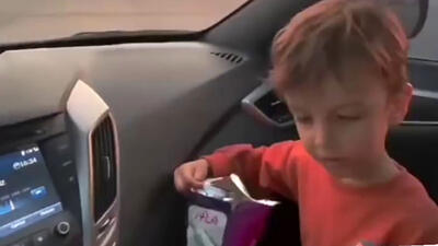  فیلم / پدر و مادر این کودک در کنار جاده جا گذاشتند / ببینید دو مرد مهربان او را به خانواده‌اش رساندند