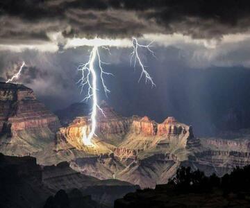  عکس حیرت انگیز از لحظه برخورد صاعقه به کوه - سلام نو