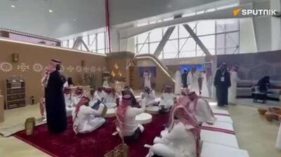  گزارش اسپوتنیک از گروه موسیقی فولک که در نمایشگاه جهانی دفاع 2026 در ریاض آهنگ‌های سنتی سعودی را اجرا می‌کنند