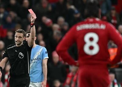  عصبانیت گری نویل: وی‌ای‌آر شادی‌کُش است