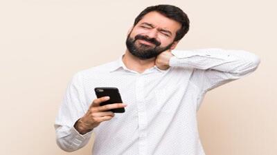  بلایی که «اپیدمی تلفن هوشمند» سر گردن و مچ می‌آورد
