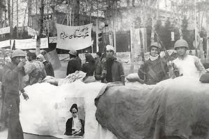  تقویم تاریخ/ شکسته شدن حکومت نظامی به فرمان امام خمینی توسط مردم انقلابی ایران