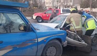  تصادف سرویس مدرسه با خودروی نیسان؛ راننده زن و دانش‌آموز دختر مجروح شدند