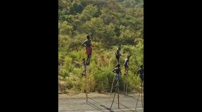  راه رفتن روی چوب‌های بلند؛ مهارت جالب قبیله بانا