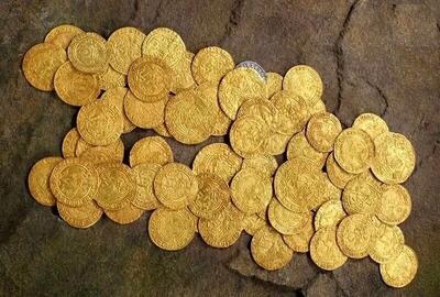  کشف سکّه‌های ۵۰۰ ساله از باغچۀ حیاطی در انگلستان (+ عکس)