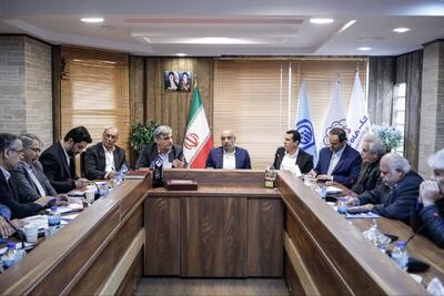  تامین اجتماعی با بازگشت بانک رفاه نجات یافت / مطالبات معیشتی و حقوقی بازنشستگان در آیین تقدیر از وزیر کار و مدیرعامل تامین اجتماعی مطرح شد