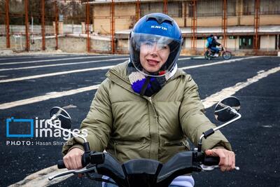  موتورسواری زنان با رعایت موازین اشکالی ندارد