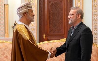  روایت یک تصویر؛ تحویل پیام عمان به ایران در دیدار لاریجانی