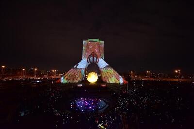  نورافشانی در سالگرد جشن انقلاب اسلامی در میدان آزادی