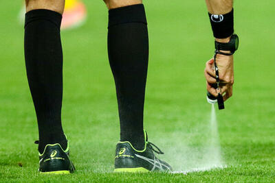  حمله وحشیانه به داوری که در استادیوم خواستگاری کرد! +‌عکس