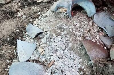  کشف ۲۰ هزار سکّۀ ۳۰۰ ساله در یک خانه تاریخی! |عکس