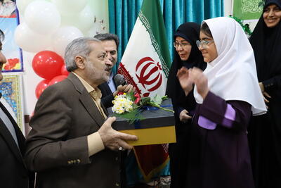  دیدار وزیر آموزش و پرورش و استاندار مازندران با دانش‌آموزان مدرسه شاهد در ساری