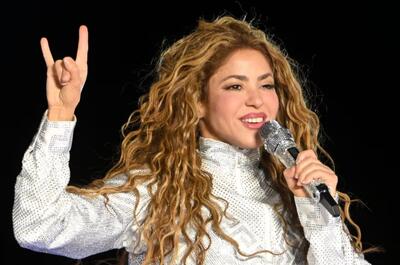  شکیرا روی صحنه زمین خورد و مصدوم شد