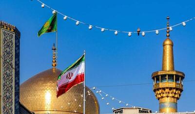  فیلم/ نصب پرچم ایران در صحن‌های حرم مطهر رضوی