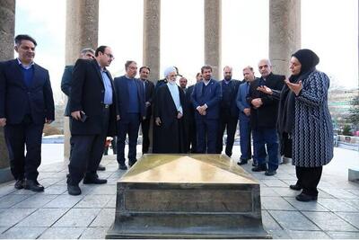  بازدید معاون حقوقی رئیس جمهور از آرامگاه بوعلی سینا