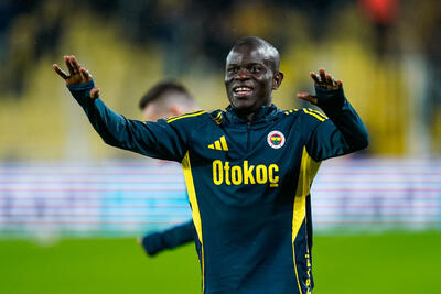  وقتی بازیکنان فنرباحچه، انگولو کانته خجالتی را به سمت هواداران همراهی می‌کنند - پارس فوتبال