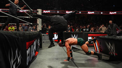  دخالت مهاجم ناشناس، ال‌ ای نایت را راهی الیمینیشن چمبر کرد/ اخبار WWE - پارس فوتبال