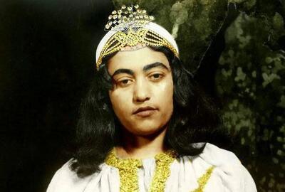 سفر در زمان؛ «مرضیه، خواننده قبل انقلاب» در حال چای خوردن در خانه اش؛ سال 55