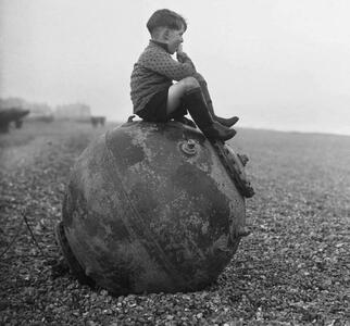  عکس عجیب از بستنی خوردن کودک روی یک مین دریایی - سلام نو