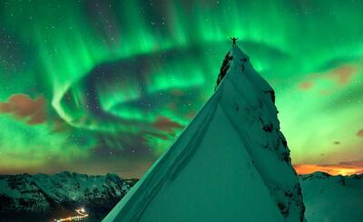  نمایش خیره‌کننده شفق قطبی بر فراز کوه‌های نروژ