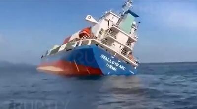  تصاویر غرق شدن کشتی کانتینری حامل 290 کانتینر