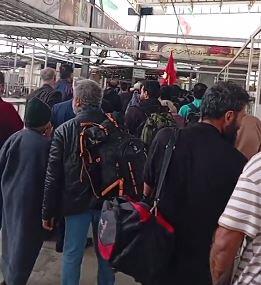  راهپیمایی مردم هنگام خروج از کشور در نقطۀ صفر مرزی