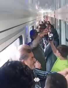  مردم داخل قطار مشهد-اهواز راهپیمایی برگزار کردند