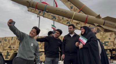  عکس یادگاری خانوادگی با نماد اقتدار ایران