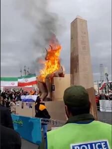  سوزاندن نماد شیطان بعل در جریان راهپیمایی امروز ۲۲ بهمن تهران