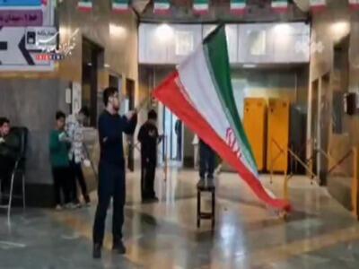  رجز خوانی یک نسل زدی در متروی تهران