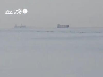  راهپیمایی بندری‌ها در کنار آب‌های خلیج‌ فارس