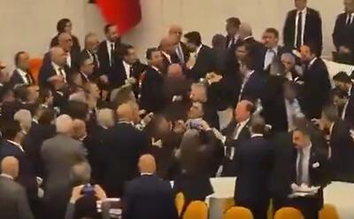  کتک کاری و درگیری فیزیکی شدید اعضای پارلمان ترکیه (فیلم)