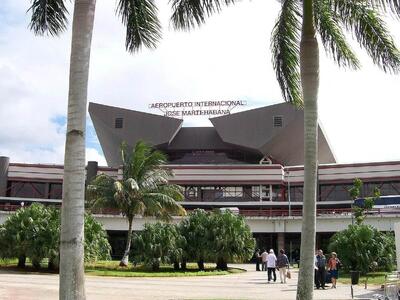  کوبا: بنزین نداریم به هواپیماهای خارجی بدهیم/ سهمیه بندی: هر نفر 20 لیتر / کاهش ساعت کار بانک ها/ صف طولانی مقابل پمپ بنزین ها/ توقف کار اتوبوسرانی / لغو برگزاری نمایشگاه کتاب